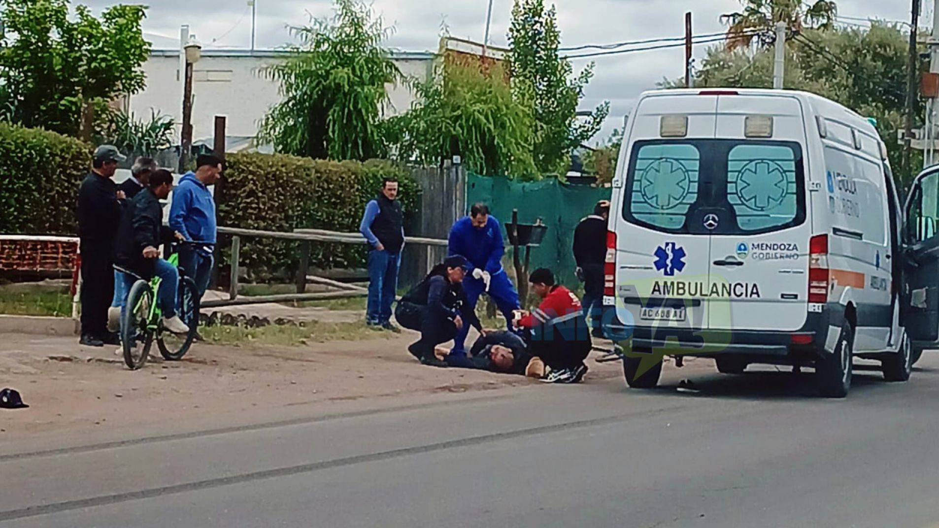 Grave accidente: Un ciclista fue embestido por un auto y terminó hospitalizado